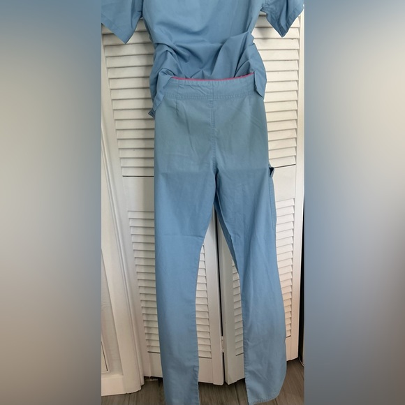 Mobb medical scrub top and bottom set XS top and XS Tall pants -blue and pink - Picture 6 of 10